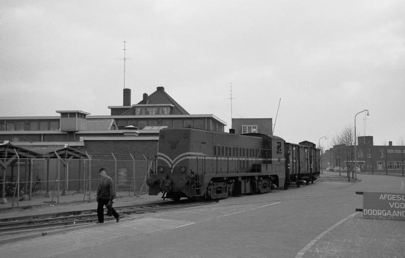In de jaren-50 beleefde het industriespoor z'n hoogtepunt en leverde een bijdrage aan de wederopbouw van Deventer. Hier loc 2213 op de hoek Mr. H.F. de Boerlaan/Industrieweg op 28 maart 1959. (foto Roef Ankersmit).