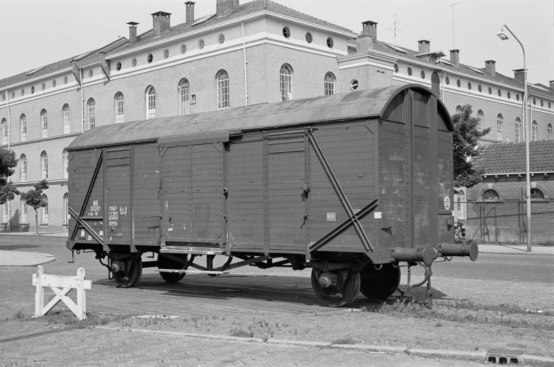De draaischijf in de Kazernestraat (15 juli 1960) met op de achtergrond de Boreelkazerne. Via de draaischijf konden wagons naar de fabriekspanden in de Bergpoortstraat worden geduwd of getrokken.(foto Roef Ankersmit)