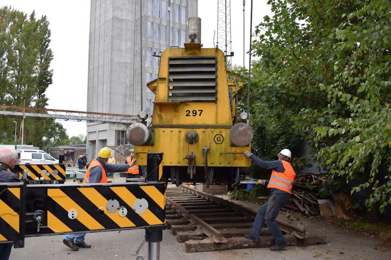 Op 12 oktober 2016 werd door VolkerRail de SIK 297, die sinds 2005 voor hun vestiging in Deventer stond, verplaatst naar het Havenkwartier (Scheepvaartstraat).De SIED heeft hem cadeau gekregen en zal de loc daar opknappen. In het voorjaar komt hij dan te staan op het nog de herstellen spoormonument aan de Hanzeweg, ter herinnering aan het industriespoor.(foto Ruud van den Akker)