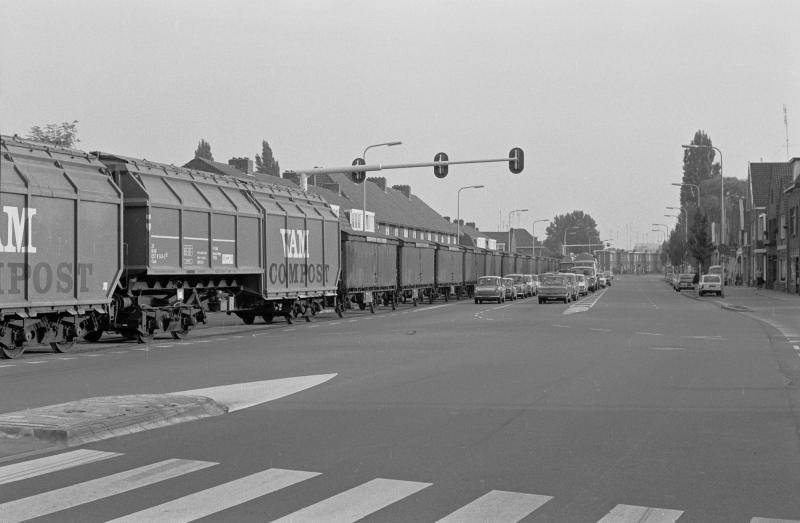De Mr. H.F. de Boerlaan was wel de bekendste locatie van het industriespoor. Hier reden de treinen vlak langs de binnenstad tussen het verkeer en de woningen. Trein bestaande uit VAM wagons en de blikwagons van Thomassen & Drijver op 2 oktober 1975.