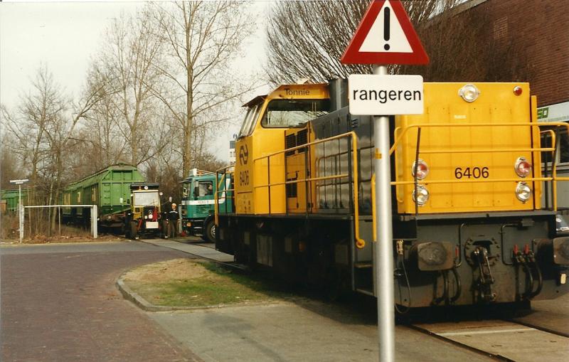Het VAM-vervoer beheerste vanaf 1972 dagelijks het beeld op het industriespoor. Rangeren met loc 6406 bij het VAM-depot in de jaren negentig. (foto Arno Dijkhof)