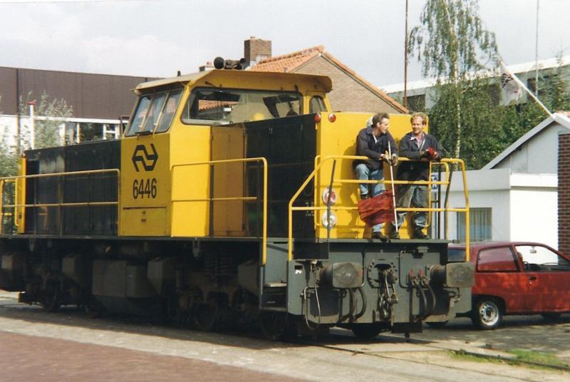 Met loc 6446 VAM-wagons afgeleverd, nu weer op weg naar Deventer Goederen, Kamperstraat 14 september 1992. (foto Arno Dijkhof)