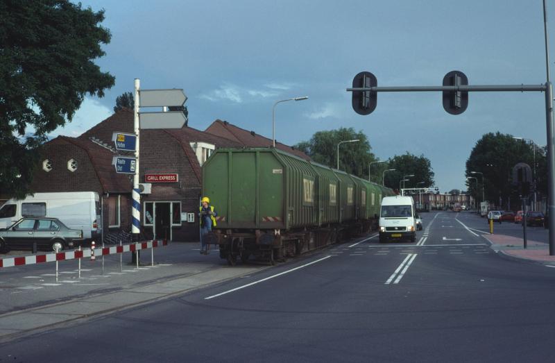 Loc 6505 wordt op afstand bestuurd door de machinst/rangeerder op de Mr. H.F. de Boerlaan in richting Deventer Goederen, 10 juli 2000). (foto Roef Ankersmit).