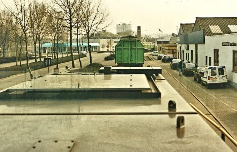 Vanuit de loc het uitzicht op het rangeren en omlopen van de loc aan de Hanzeweg (foto Arno Dijkhof)