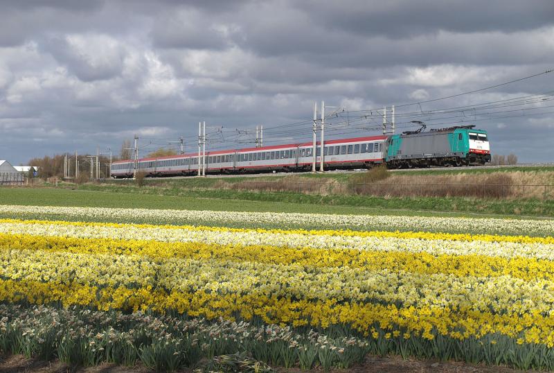 Vanaf hetzelfde punt als foto 18 is ook de Schiphollijn te zien. De lijn ligt hier op een talud, omdat de Oude Lijn op niveau wordt gekruist. In het voorjaar van 2012 reden enkele Beneluxtreinen met Oostenrijkse rijtuigen, die ook toen al de ICR′s voor de HSL vervingen. De Belgische locs van de Reeks 28 trekken al sinds 2010 de Beneluxtreinen tussen Amsterdam en Brussel.