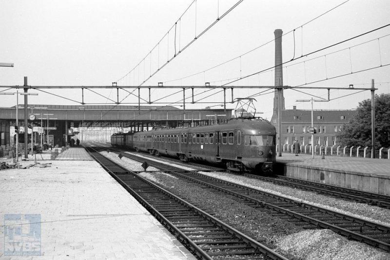De treinstellen op deze foto stammen uit naoorlogse vervolgseries -mat 46- van de eerder getoonde tweetjes uit de dertiger jaren. We zien hier aan het tweede perron van station Leiden een ElD2 en een ElD4 klaar staan voor vertrek naar Den Haag. Het station Leiden zou later nog enige metamorfoses ondergaan. Fotograaf is de onlangs tot NVBS-erelid benoemde R. Ankersmit. Het is 5 juni 1959 (NVBS-fotonummer onbekend).