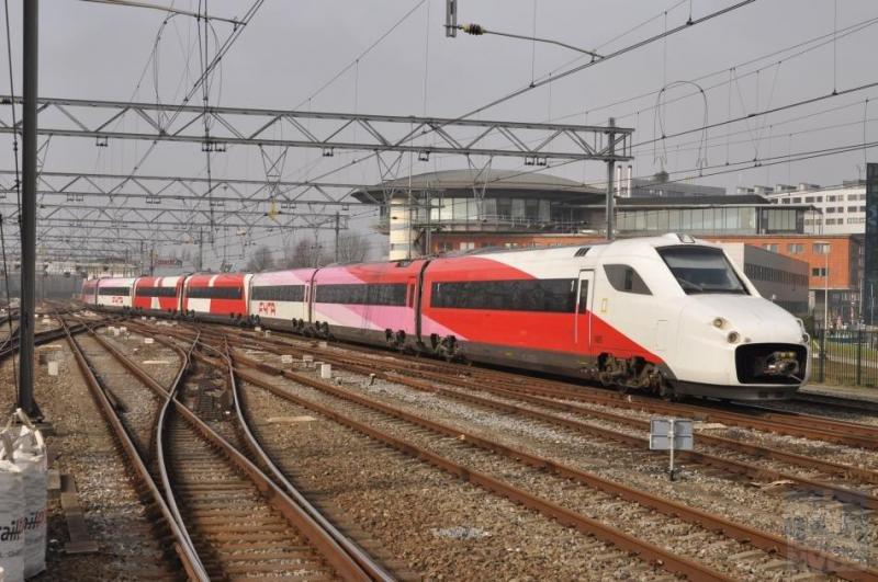 We maken nu een sprong in de tijd naar een andere internationale reizigerstrein: de V250 maar meestal met de naam Fyra aangeduid. De 4805 van NS Highspeed rijdt Amsterdam CS binnen. Komende uit Brussel was de bedoeling maar waarschijnlijk betreft het hier een testrit op Nederlands grondgebied. De futuristisch ogende treinstellen, gebouwd door het Italiaanse Ansaldo-Breda zijn geen succes gebleken en na korte tijd weer teruggestuurd. Ook de spoorwegtak van het Italiaanse bedrijf hield het niet lang meer vol en werd overgenomen door het Japanse Hitachi. Goed dat mensen zoals Leendert Molema de V250 toch op beeld hebben vastgelegd -2 maart 2012- anders zouden we de Fyra wellicht snel vergeten zijn.