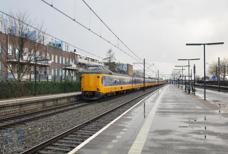 De NS intercityverbinding Den Haag-Eindhoven-Venlo volgt voor een belangrijk deel de route van De Oude Lijn. De ′Koplopers′ op deze lijn behoren tot het oudste materieel van NS maar zijn zeer geliefd onder de reizigers. De eerste zeven stuks uit 1977 -4001-4007- zijn al gesloopt maar de vervolgorders uit 1983 en later doen nog trouw dienst. Op de foto passeren de 4223 en de 4029 het station Rotterdam Zuid; de intercity stopt hier niet. René de Boon is de fotograaf en de datum is 16 januari 2016.