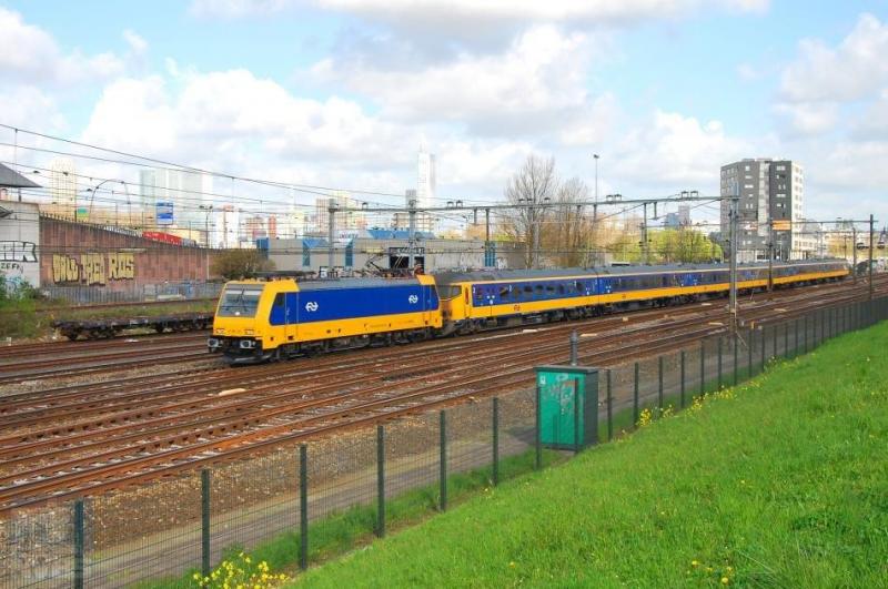 Voor de laatste foto blijven we in Rotterdam-Zuid en zien we een Traxx-locomotief van NS met de Intercity Direct op weg naar Breda. NS is niet zoals voorheen zelf locomotieven gaan ontwikkelen maar heeft lessen getrokken uit het Fyra-debacle. En heeft dus heel verstandig Traxx-locs ï¿&frac12van de plankï¿&frac12 gekocht met een minimaal risico op kinderziektes. René de Boon maakte de foto op 19 april 2016.