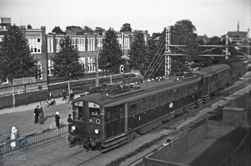 Nog een plaatje uit Dordrecht, nu van het elektrische materieel dat bij uitstek op De Oude Lijn dienst heeft gedaan in de vorm van zeswagentreinen. Mat 24, zoals het wordt genoemd naar het jaar van indienststelling. De foto toont een versterkingseenheid die werd ingezet bij grote drukte. Het voorste rijtuig, de C9008 is een elektrisch motorrijtuig (mC) van de serie C9001-9038, welke vanaf 1924 geleverd werd door Werkspoor, Beynes en Hawa. De foto is gemaakt door H.G.Hesselink op 22 september 1934 (NVBS-fotonummer 170.183).