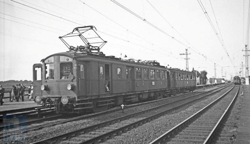 Een trein op een bijzondere plek: een tijdelijk verlengd perron te Vogelenzang-Bennebroek. Hier werd de Wereld Jamboree georganiseerd, waar padvinders uit 54 landen naar toe kwamen. Een speciale trein van mat 24 staat aan dit perron, bestaande uit motorwagen MBD 9123 met een Cecs als tweede. Koningin Wilhelmina en Lord Baden Powell openden de Jamboree die ongeveer twee weken duurde. Foto van H.G.Hesselink, 15 augustus 1937 (NVBS-fotonummer 170.769).