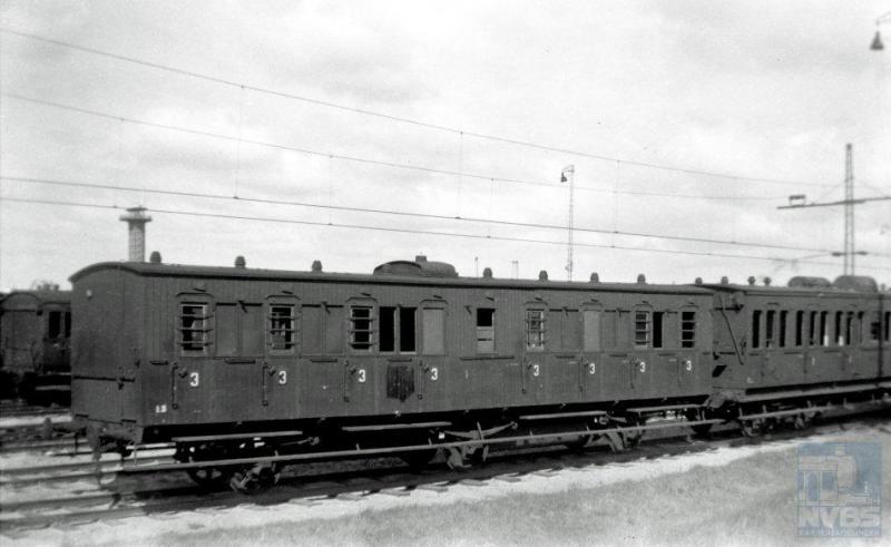 Dit drieassig derde klasse rijtuig is niet ongeschonden uit de oorlog gekomen, gezien de dichtgetimmerde vensters. In de eerste jaren na de oorlog heeft NS alles wat kon rijden in moeten zetten, dus ook dit exemplaar. Het staat geparkeerd op het emplacement van station Rotterdam DP maar of het op De Oude Lijn heeft gereden is niet bekend. J.A.Bonthuis, gezien zijn leeftijd iets later met fotograferen begonnen dan Hesselink, legde de drieasser zoals dat heet ï¿&frac12voor het nageslacht op de gevoelige plaat vastï¿&frac12 op 19 april 1946 (NVBS-fotonummer 509.105).