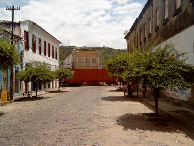 Onverwacht staat aan het eind van een straat iets dan op een goederentrein lijkt. Deze staat in een gewoon straatje stil.