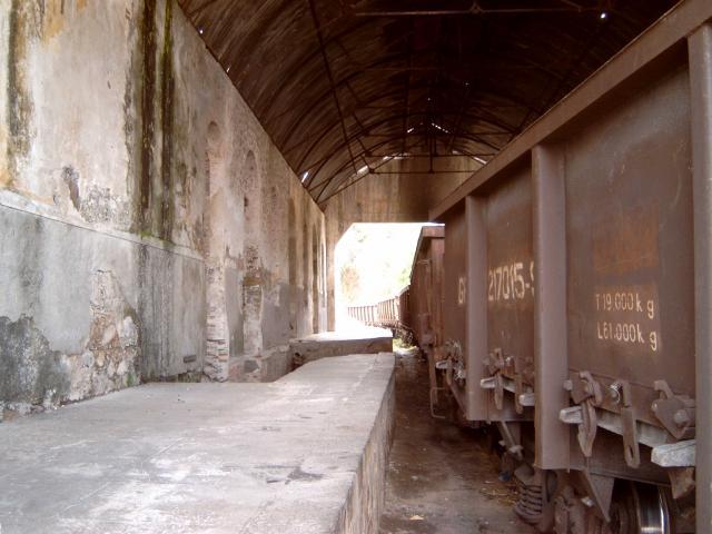 Als je het station van binnen ziet dan is het allemaal minder; zo ziet een station er uit als er tientallen jaren niets aan gedaan is.