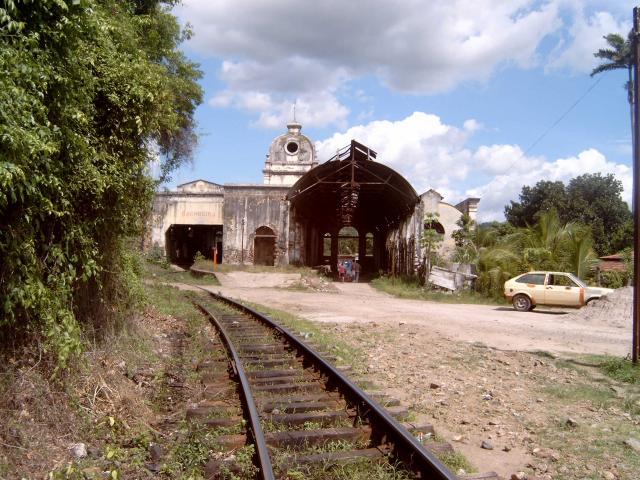 Achter het station ziet het er vrij landelijk uit. Hier zie je het spoor waarover de goederentrein is gekomen. De trein rijdt dan door het station om op het stationsplein te komen.