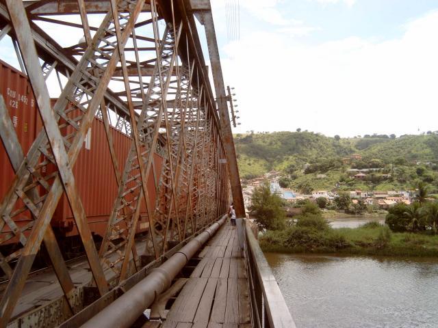 Intussen staat de trein op de brug. Heel voorzichtig gaat het eroverheen.