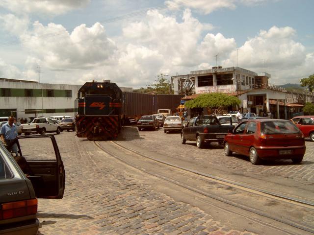 Na geruime tijd bereikt de locomotief de andere kant. De automobilisten staan al te wachten tot de brug weer vrij is.
