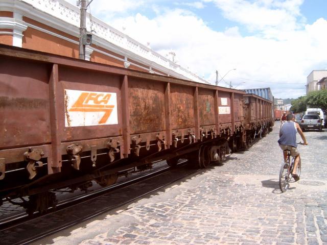 Dan rijdt de trein door de straten van Sao Felix, het stadje aan de andere kant van de rivier.