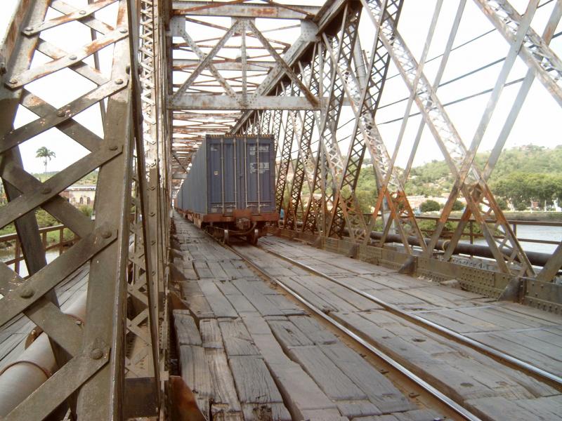 De trein midden op de brug.