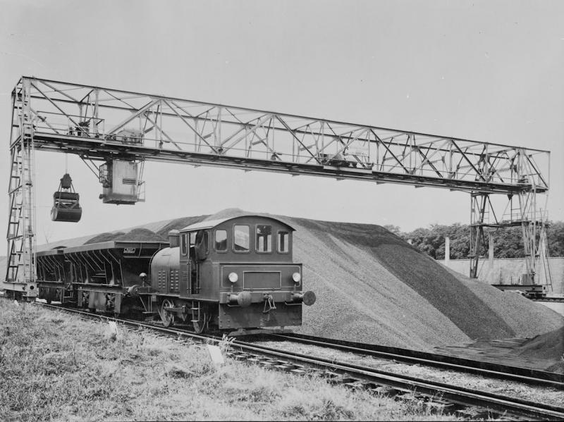 Benzinelocomotief het uiterlijk van een stoomlocomotief