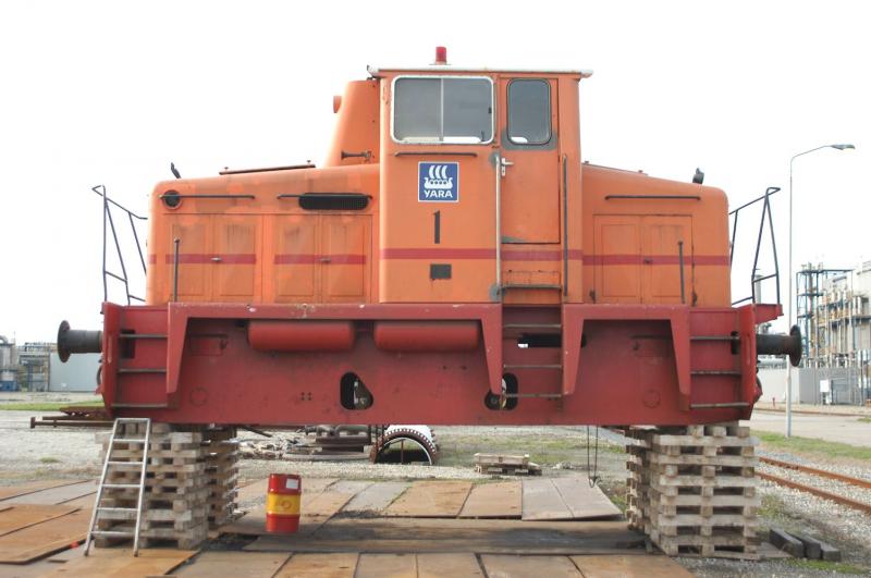 Na een asbreuk is een O&K dieselhydraulische loc uit 1966 van de kunstmestfabriek Yara in Sluiskil met heftrucks op blokken gezet