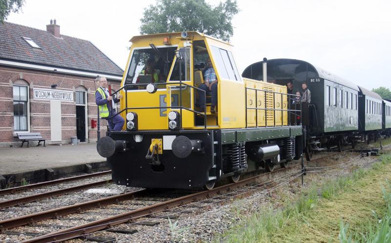Op 1 juni 2016 maakt een loc voor Taipeh een proefrit, hier bij station Wognum-Nibbixwoud in de richting Hoorn