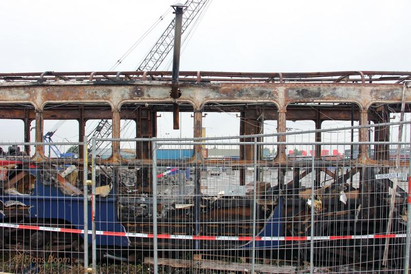 Uitgebrande museumtram. Amsterdam, NDSM-terrein 29 september 2016
