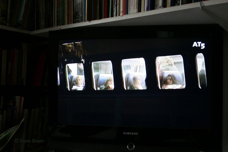 Dubbeldekker op Amsterdamse tv-zender AT5; trein in boekenkast 23 november 2008