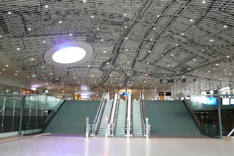 Tegenwoordig gaat de trein onder de grond door Delft heen en is er een geheel nieuw station gekomen, dat aanschuurt aan het oude. Het interieur is fraaier dan de rechthoekige doos die de buitenkant vormt. Foto van Ciril van Hattum, 28-2-2017