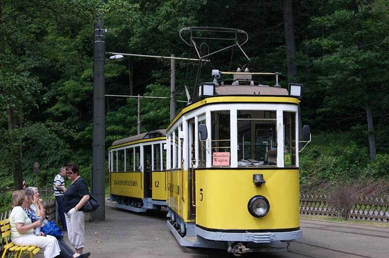 Op de foto zien we een Bestellter Wagen van de Kirnitzschtalbahn bij Bad Schandau met enkele deelnemers tijdens de Flexreis op 11 juni 2011.