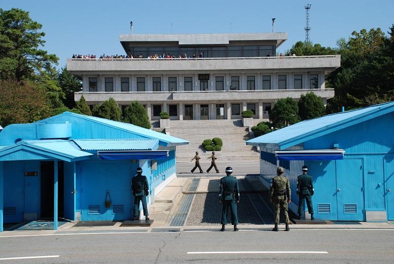 Tijdens het bezoek aan Noord-Korea (2001) en Zuid-Korea (2014) werd op de demarcatielijn dezelfde grensbarak bij Panmunjon bezocht, waar de Koude Oorlog nog volop voelbaar is.