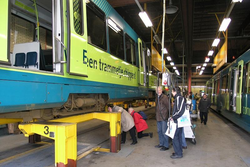 Op 11 februari 2005 brachten we per sneltram onder andere een bezoek aan de remise in Nieuwegein waar duidelijk werd dat ook de onderzijde van een tram de moeite van het bekijken waard was. Foto: Clemens Boomers