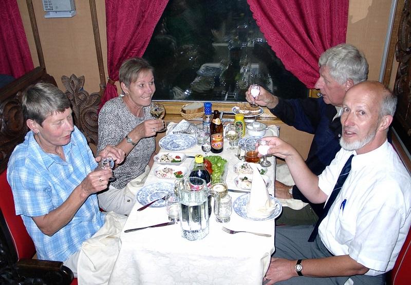 In 2002 zijn we met deze trein in de Russische exclave Kaliningrad gestart om vervolgens Litouwen, Letland en Estland aan te doen. In de trein werd gegeten en geslapen.