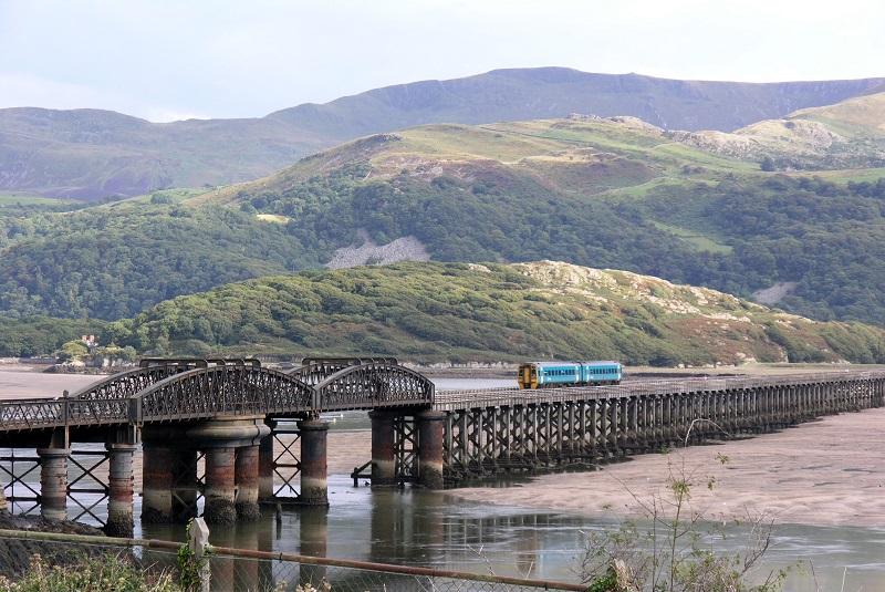 Op de foto zien we een dieseltweetje van Arriva op 6 september 2005 op de houten spoorbrug bij Barmouth tijdens een bezoek aan Wales.