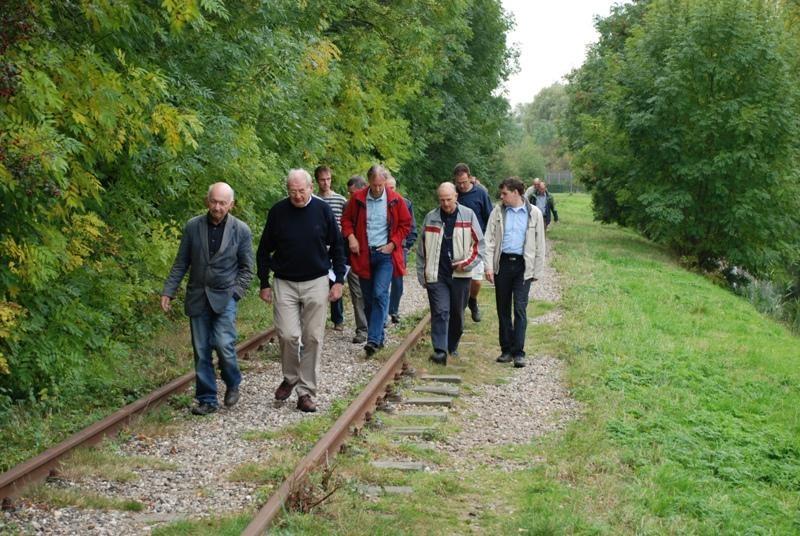 Afkortingen als GOLS, RTM, NBDS, NFLS, NZH en NOLS kregen voor veel leden betekenis doordat we met de bus de restanten bezocht hebben en de deskundige het verleden ter plaatse tot leven bracht.