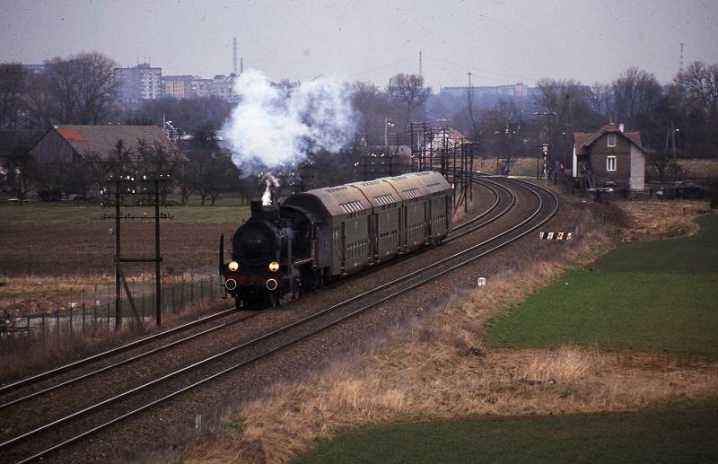 In 2001 werden onder de titel ′Stoom aan de Wartha′ stoomritten georganiseerd. Op de foto zien we stoomloc OK1-359 met een paar dubbeldeksrijtuigen over de Ostbahn rijden bij Lupowo.