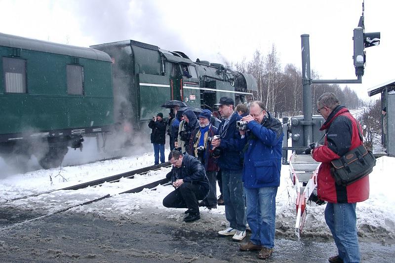 Op de foto gaan we terug naar de Winterreis van 2002 toen op 20 februari de deelnemers in het Tsjechische Reuzengebergte smalspoorloc 462.202 op de gevoelige plaat konden vastleggen onder weersomstandigheden die je je elke Winterreis zou wensen.