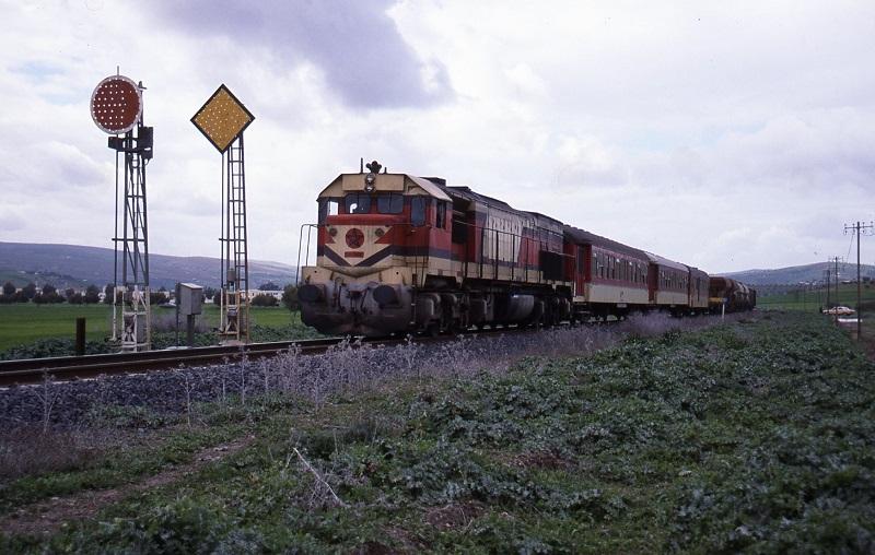 Van grote afstand konden we sneeuw zien liggen in het Atlas-gebergte in Marokko. Op een enkel baanvak stonden nog armseinen, zoals in het noordoosten tussen Fez en Taza waar DH351 op 20 februari 2003 met een excursietrein te zien was.