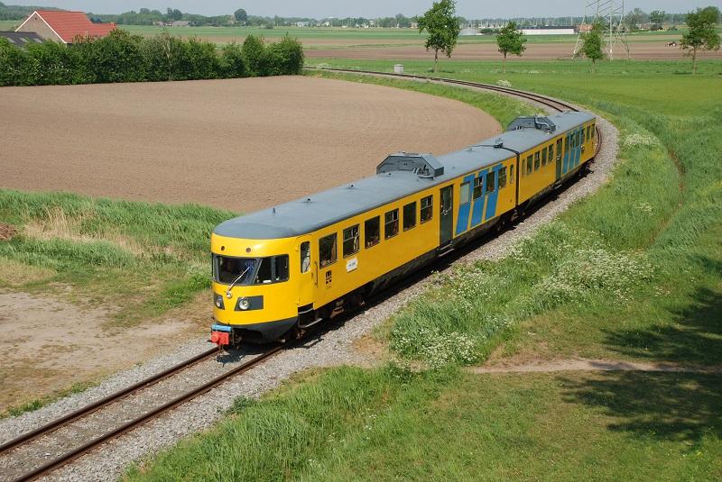 Op 30 april 2011 reden we met de DE-2 van de stichting Historisch Railvervoer Achterhoek over de Halve-Zolenlijn. Op de foto nadert de 186 de brug bij Made waarop de 141 deelnemers hebben plaatsgenomen.