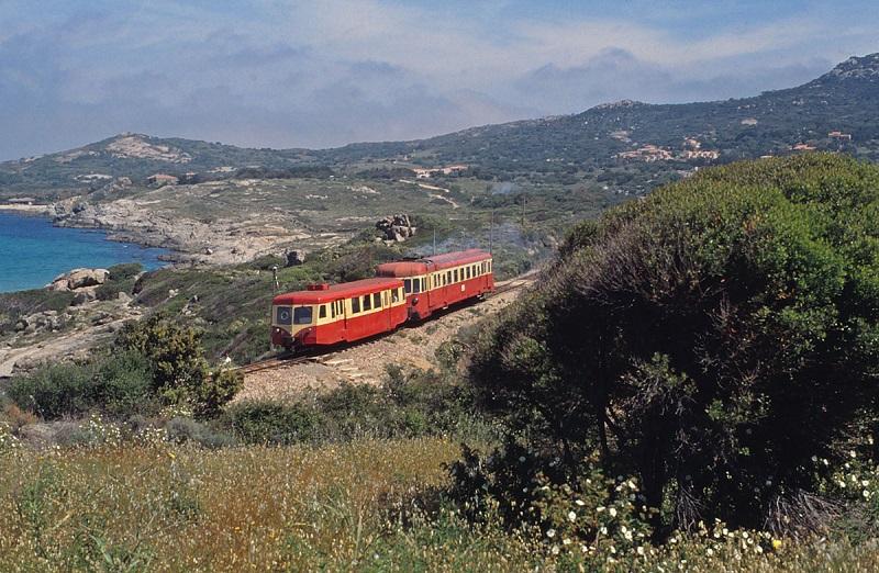 Treinvakantiereis. Op 10 mei 1999 rijdt niet ver van Algajola een Renault-motorwagen type AHB8, die een Billard-bijwagen opduwt.