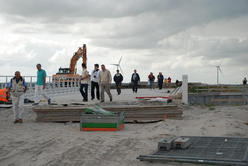 Een bezoek aan de bouwplaats van de Hanzelijn, waar op 11 september 2009 bijgaande foto is genomen.