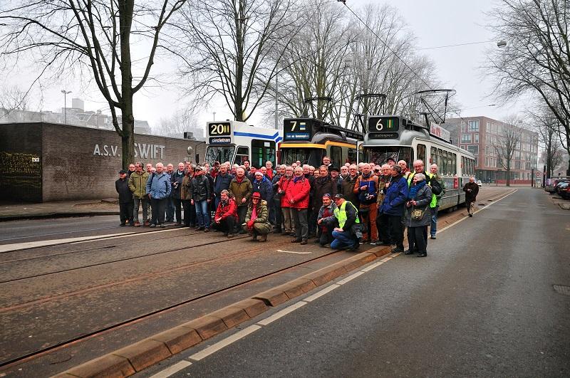 Een groepsfoto tijdens een Oliebollenrit in de Plantage Parklaan bij Artis, waar drie trams naast elkaar werden gezet: 794, 602 en 586.