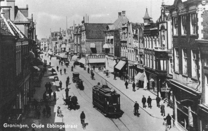 Dezelfde straat met een electrische tram van lijn 1.