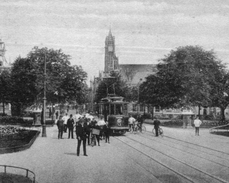 Even verder passeren we het Emmaplein.