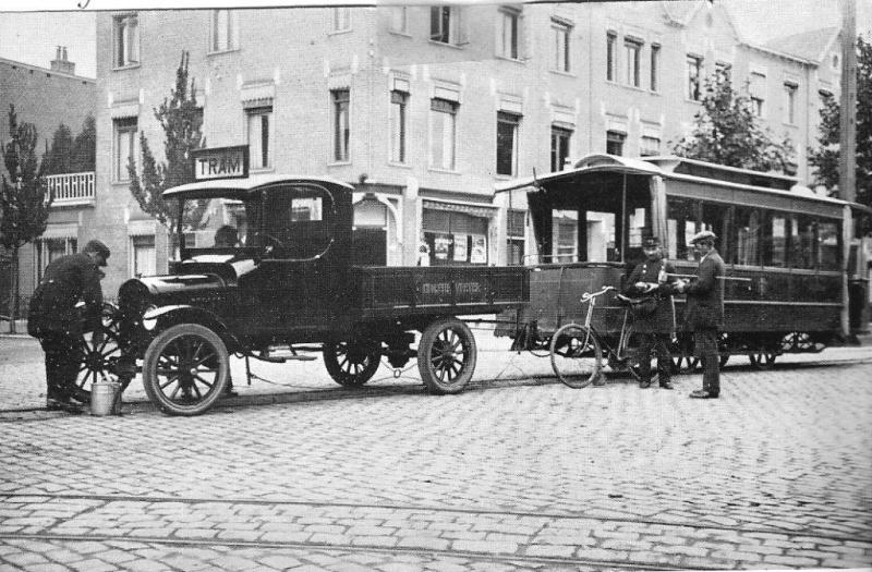 Op deze foto een motortram van de eerste soort: een auto met daarachter voormalig paardentramrijtuig nummer 4. We bevinden ons op de Paterswoldseweg in Groningen en de tram is van de maatschappij GPE. Dat staat voor Groningen-Paterswolde-Eelde. Foto: J.W. Sluiter.