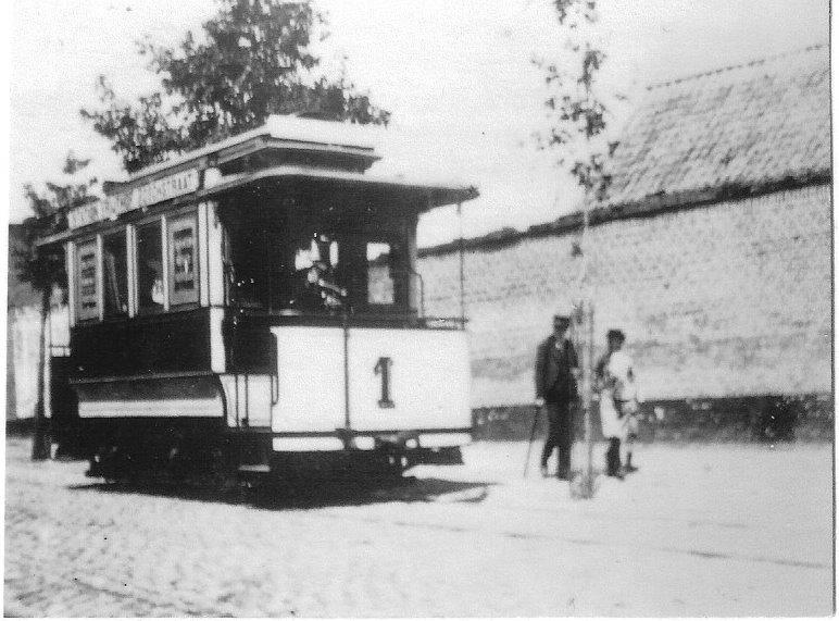 Maastricht introduceerde reeds in 1896 een zogeheten gastram op normaalspoor. Reproductie: J. Voerman naar een origineel uit 1899.