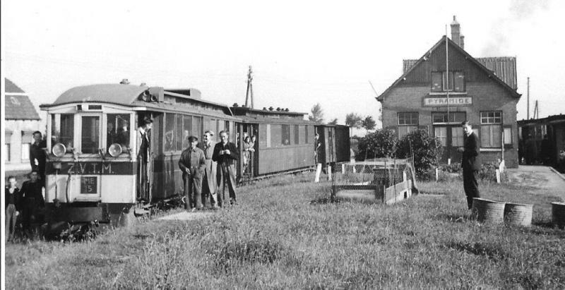 ZVTM staat er te lezen voorop deze tram. Dat staat voor Zeeuwsch-Vlaamsche Tramweg Maatschappij. Zo te zien is de foto gemaakt tijdens een (NVBS-)excursie. Motorwagen 15 staat voorop. Foto: O.K. Brahn, juni 1946.