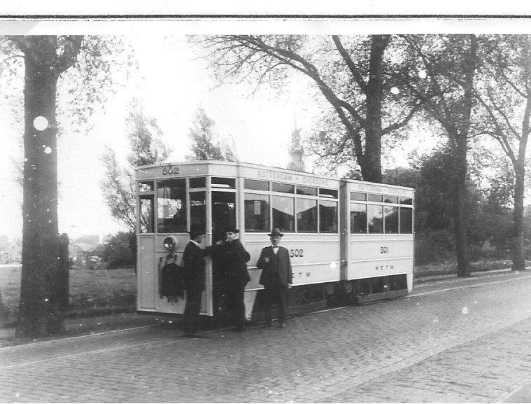 Op de Rotterdamsche Rijweg te Overschie staat hier de gelede motortram 502-501 van de RETM, de Rotterdamsche Electrische Tramweg-Maatschappij. Verzameling: van M. van Witsen, 1928
