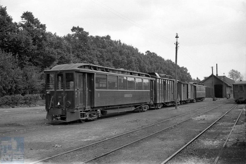 Op het forse emplacement van de Maas-Buurtspoorweg te Venlo staat een tramstel gereed, diesel drie of DIII genaamd bestaande uit het stuurstandrijtuig AB 14 met kortgekoppeld daarachter de motorwagen EL 104, een goederenwagen en nog een personenrijtuig. Foto: J. Voerman, 17 mei 1942.
