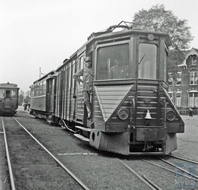 Nog een foto van de MBS, maar nu genomen aan het andere eindpunt, Nijmegen. Op deze foto staat hetzelfde materieel als op de vorige foto: tramstel EL 104-AB 14. Foto: J. Voerman, 17 mei 1942.